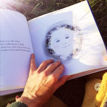 Lade das Bild in den Galerie-Viewer, Buch: "Eine kleine Geschichte über die Verbundenheit der Welt"